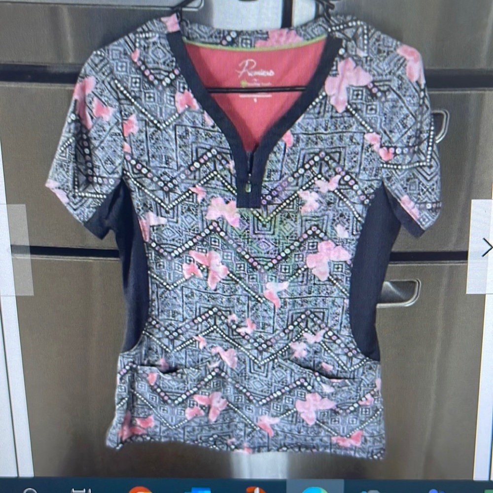 Scrub top women’s multicolored size small excellent condition healing hands